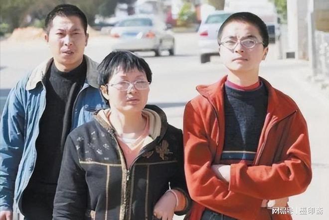 孩抓着飞机起落架从昆明飞到重庆后来怎样了pg电子模拟器试玩2004年湖南14岁男(图6)