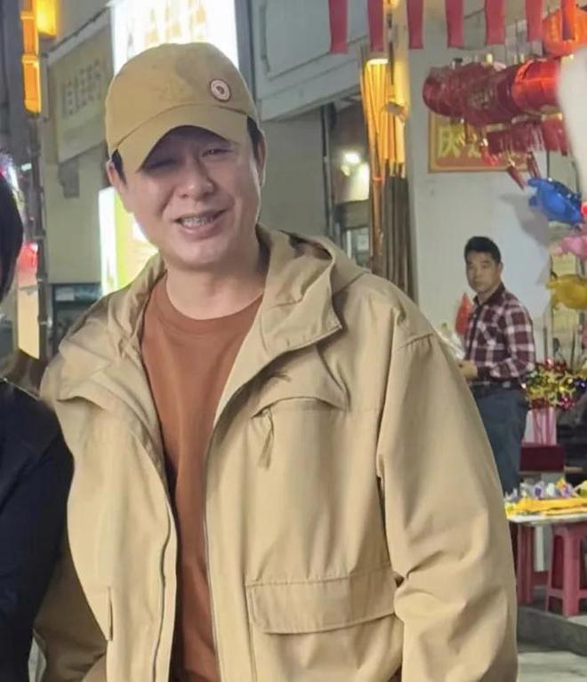 被偶遇穿两万多AJ逛夜市身形发福不少pg
