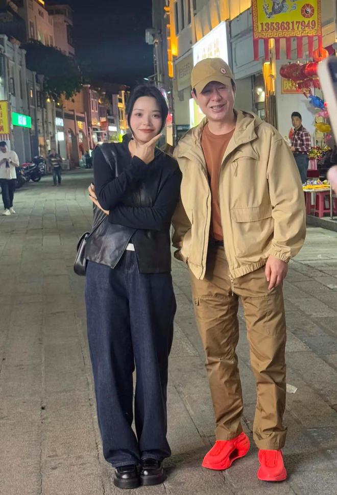 被偶遇穿两万多AJ逛夜市身形发福不少pg电子试玩平台49岁张颂文广东街头(图3)