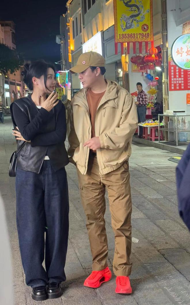 被偶遇穿两万多AJ逛夜市身形发福不少pg电子试玩平台49岁张颂文广东街头(图4)