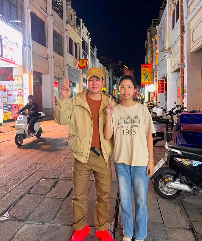 被偶遇穿两万多AJ逛夜市身形发福不少pg电子试玩平台49岁张颂文广东街头(图5)