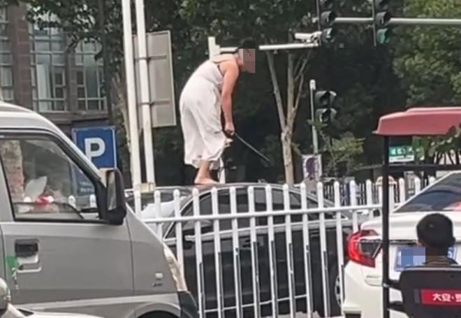 轿车通报：系精神病发作家属愿意承担赔偿pg电子模拟器试玩女子持械当街打砸多辆(图2)
