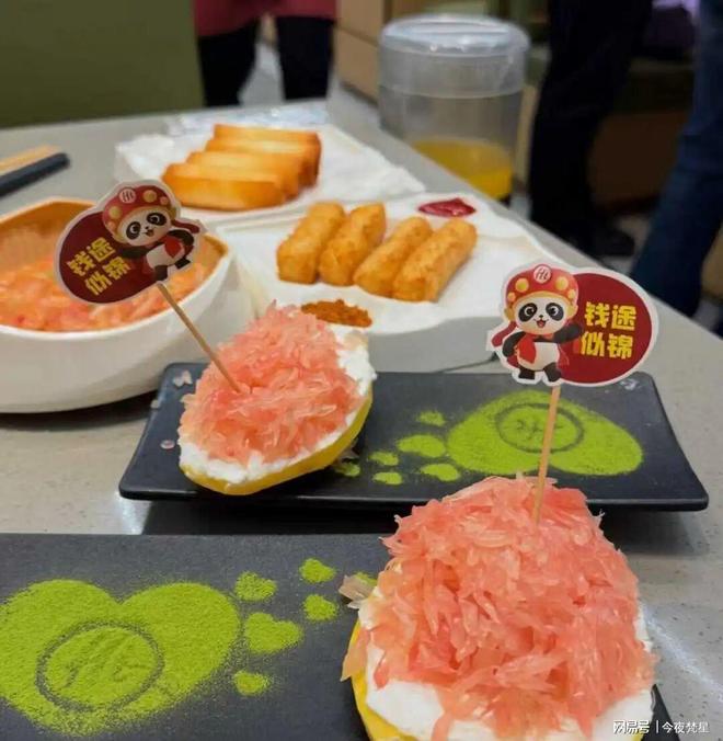 狂送下午茶打工人实现“免费加餐”pg试玩小料台内卷大战！火锅店(图3)